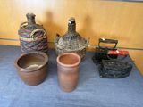 trois vases posés sur une table à côté d'une vieille machine à écrire