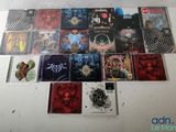 beaucoup de CD posés ensemble sur la table