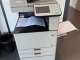 une imprimante posée sur un bureau