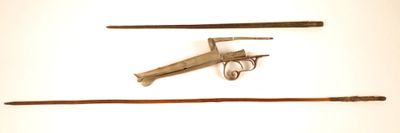 trois types d'armes différents exposés sur une table
