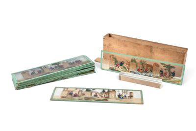 trois boîtes de figurines miniatures posées sur une surface blanche