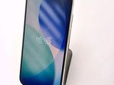 une image montrant un gros plan d'un téléphone portable posé sur un support