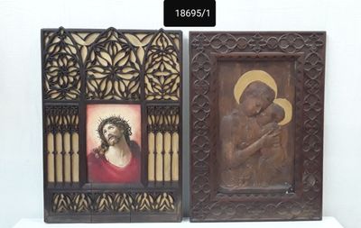 deux images encadrées de Jésus posées sur une table