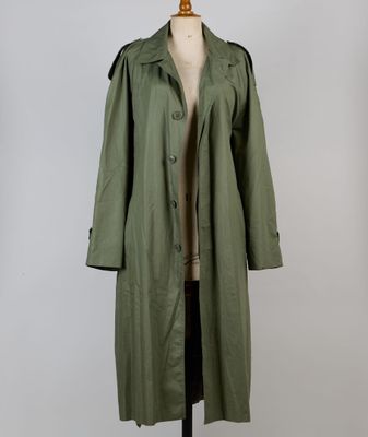 un trench-coat vert olive sur un mannequin, un mannequin, un mannequin, un mannequin, un mannequin, un mannequin, un mannequin, un mannequin, un mannequin, un mannequin, un mannequin, un mannequin, un mannequin, un mannequin, un mannequin, un mannequin, un mannequin, un mannequin, un mannequin, un mannequin, un mannequin, un mannequin, un mannequin, un mannequin, un mannequin, un mannequin, un mannequin, un mannequin, un mannequin, un mannequin, un mannequin, un mannequin, un mannequin, un