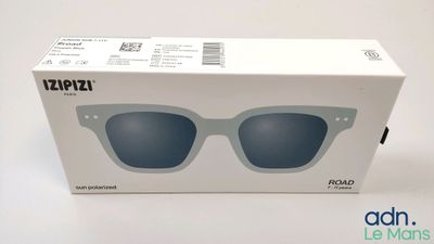 La boîte des lunettes de soleil est vide et prête à être ouverte.