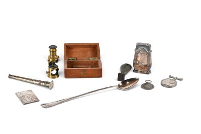 une petite collection d'objets en argent posés sur une surface blanche