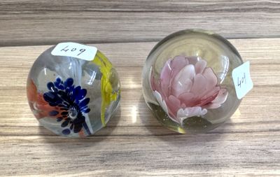 Lot de 2 petites Sulfures à décor de fleurs h 5,5