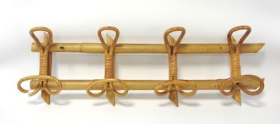un support en bois muni d'une série de crochets