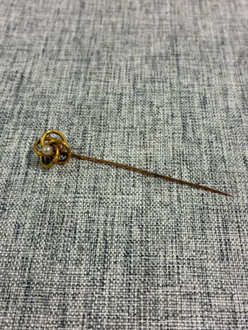 Épingle or 18 carats 750 millièmes décor d’une petite perle. En r