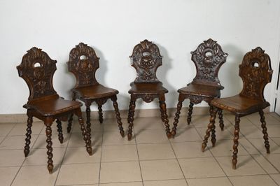 Une suite de trois chaises et une paire de chaises d'un modèle légèrem