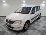 la photo d'une petite camionnette blanche garée dans un garage