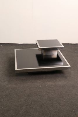 une table surmontée d'un plateau en verre