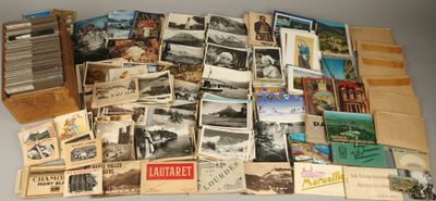 un grand nombre de cartes postales anciennes qui se trouvent sur la table