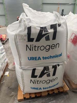 Deux sacs de riz sont posés sur une palette dans un entrepôt