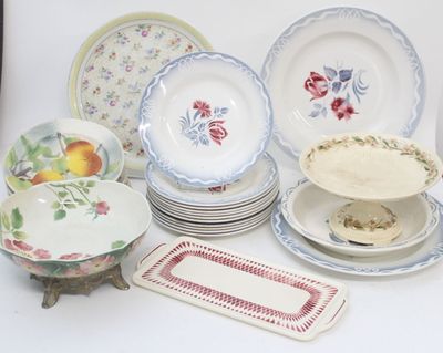 Réunion d'assiettes et plats en faÎence fine, diverses fabri…