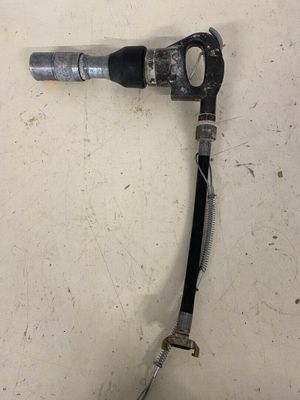 un tuyau fixé au mur, à côté d'un autre mur