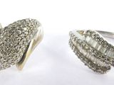 deux bagues en argent serties de diamants blancs sur fond blanc