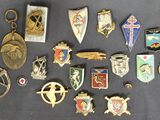 Plusieurs types de badges sont disposés sur une table