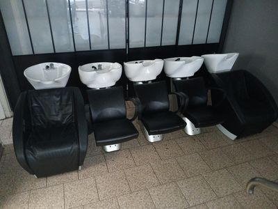 quatre lavabos alignés dans des toilettes publiques
