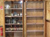 un grand meuble en bois avec des portes en verre dans une pièce