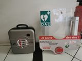 une valise et un sac posés par terre
