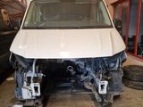 une photo d'une camionnette garée dans un garage