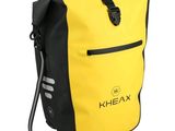 un gros plan sur un sac à dos jaune et noir muni d'une poignée noire