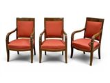 trois chaises avec un rembourrage rouge rembourrage rembourrage rembourrage rembourrage rembourrage rembourrage rembourrage rembourrage