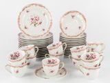 de nombreuses assiettes et tasses ornées de fleurs roses
