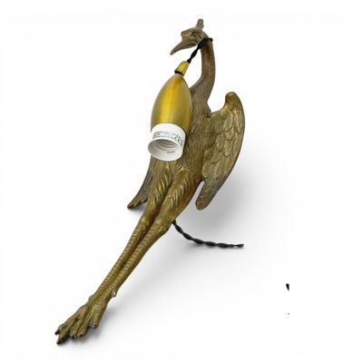 figurine en laiton représentant un oiseau tenant une banane dans son bec