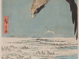 une image représentant un oiseau volant au-dessus d'un plan d'eau, avec une montagne en arrière-plan