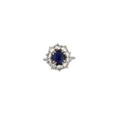 Travail français Bague pompadour en or gris 750‰ et saphir o…