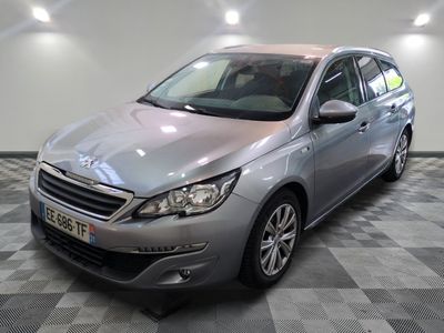 la voiture argentée est garée dans la pièce au sol en damier
