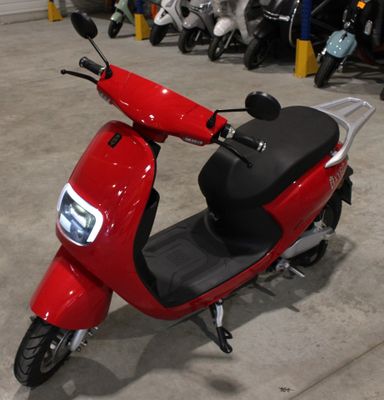 un scooter rouge garé dans un garage