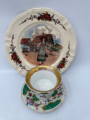 une assiette avec la photo d'une femme dessus