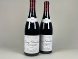 deux bouteilles de vin rouge posées l'une à côté de l'autre sur une table