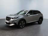 un SUV argenté garé dans une pièce aux murs blancs