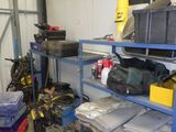 de nombreux sacs et autres objets sur les étagères du garage