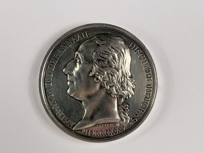 gros plan d'une pièce de monnaie sur laquelle figure un visage de femme