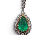 un pendentif en émeraude et diamants