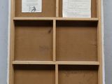 une photo d'une vitrine en bois sur laquelle sont posés des papiers