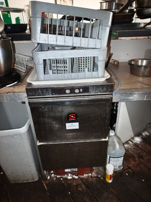 une cuisine sale avec beaucoup de vaisselle sale sur le plan de travail