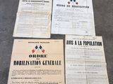 il y a des papiers par terre, à côté d'une pile d'autres papiers