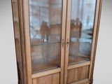 une photo d'une vitrine en bois avec des portes vitrées