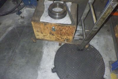 une petite table sur laquelle est posé un bol en métal