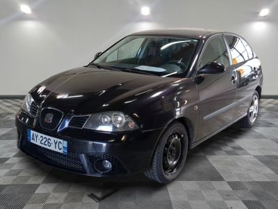 la photo d'une voiture noire garée dans un garage