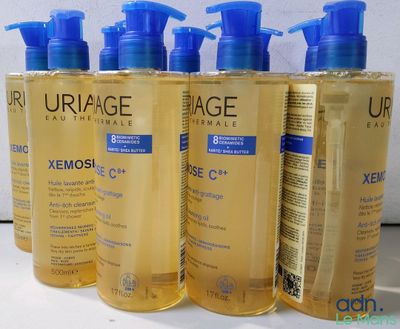 quatre flacons de produits capillaires sont alignés sur un comptoir