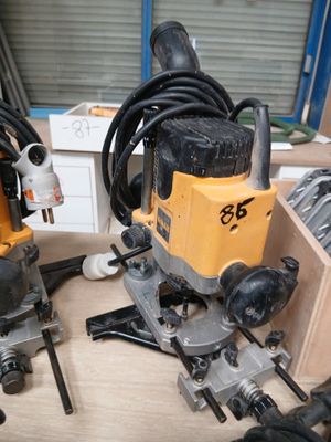 deux outils électriques posés sur une table
