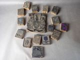 tout un tas de timbres posés sur une table