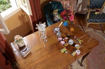 une table en bois sur laquelle sont posés des pots de confiture